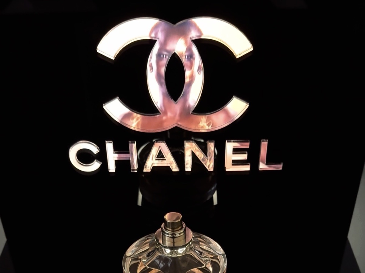 Chanel-Schriftzug und Logo aus verspiegeltem Acryl