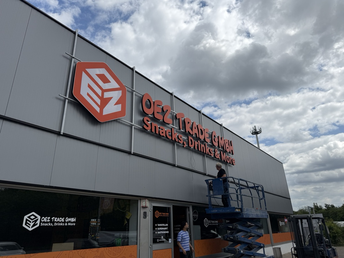 OEZ Trade GmbH: Montage von Logo und Leuchtbuchstaben an der Fassade