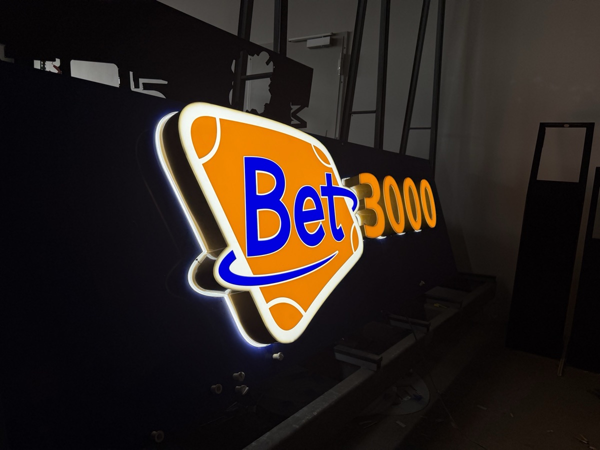 Bet3000: beleuchteter Logo-Leuchtkasten in der Werkstatt