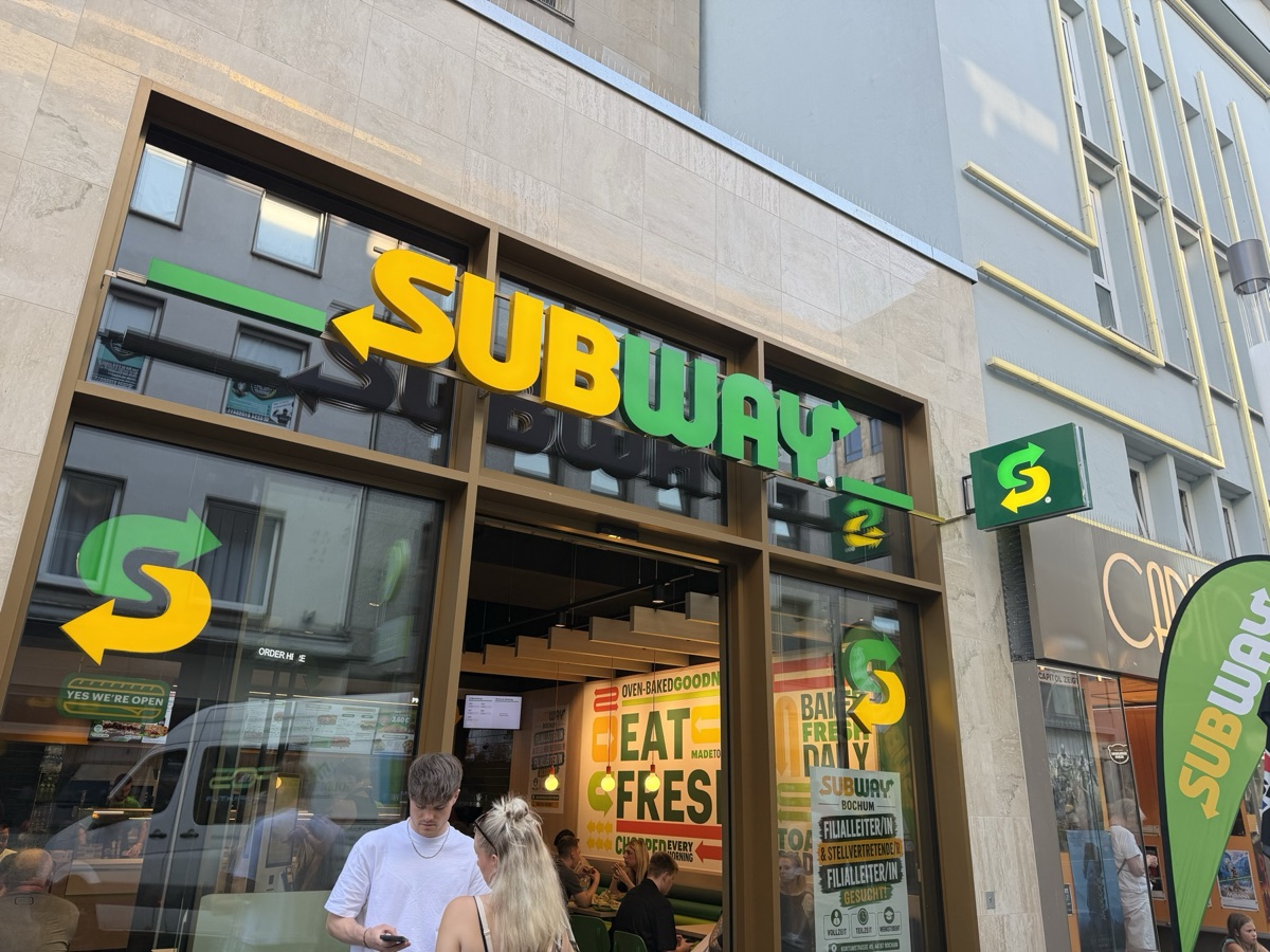 Subway: Leuchtbuchstaben und Logo über dem Eingang
