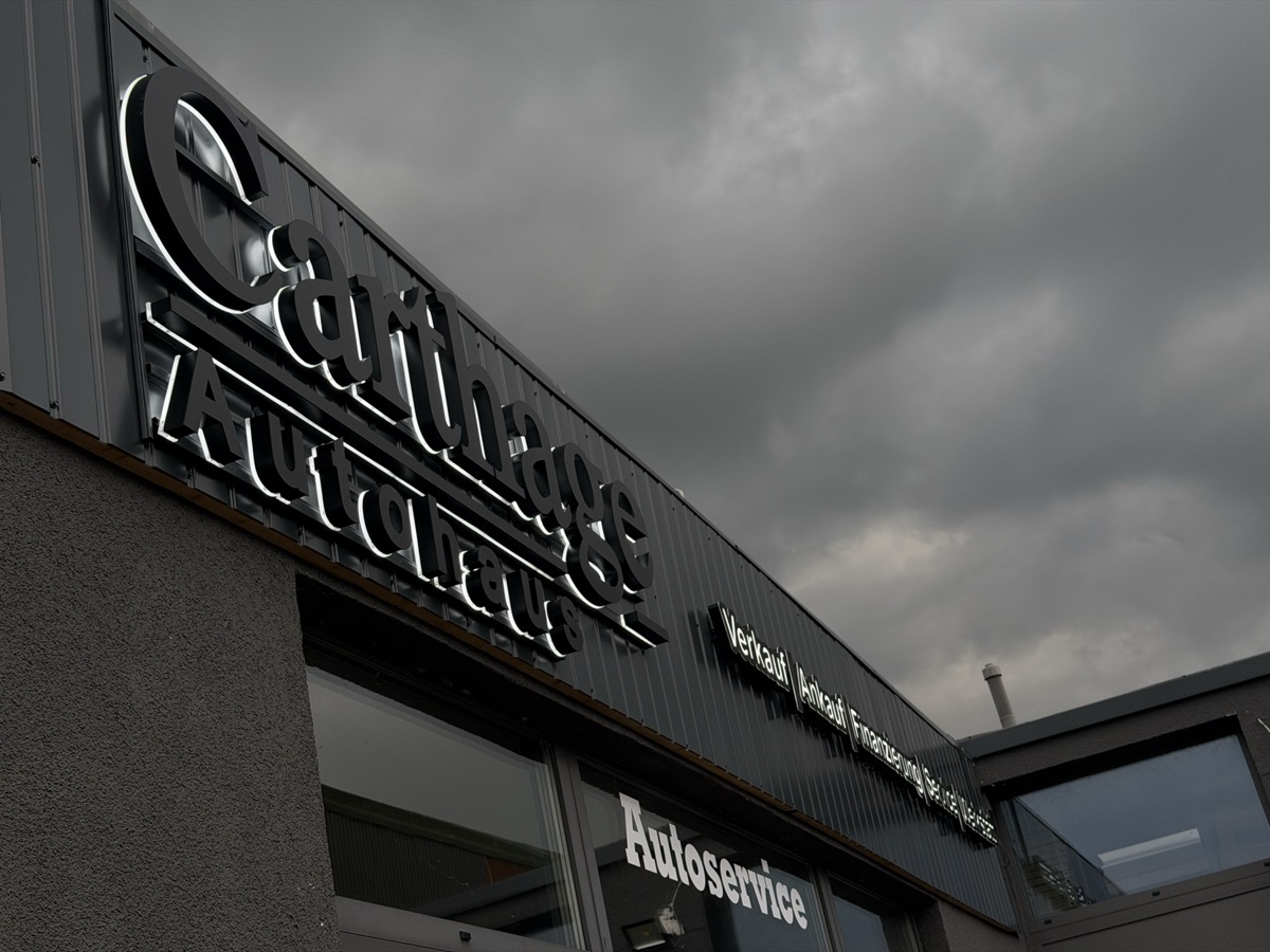 Carthage Autohaus: Leuchtbuchstaben in Schreibschrift